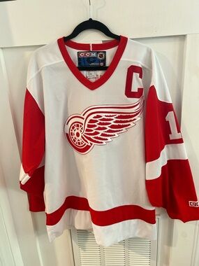 Vintage CCM Detroit Red Wings Steve Yzerman #19 Captain Jersey Large